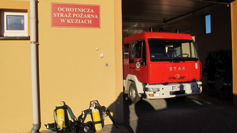 Zdjęcie do wiadomości Przekazanie aparatów powitrznych dla OSP Kuzie