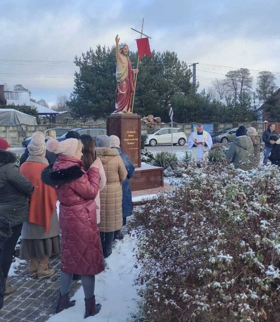Zdjęcie do wiadomości Jezus zmartwychwstały na skwerku w Zbójnej